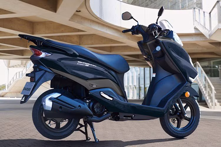 Về ngoại hình, mẫu xe ga Suzuki Burgman Street 125EX 2025 có thiết kế đèn pha dạng một bóng, kết hợp đèn chiếu sáng chính và đèn DRL, đèn xi-nhan tách biệt từng bóng. Thân xe góc cạnh với các đường viền sắc nét rõ ràng.