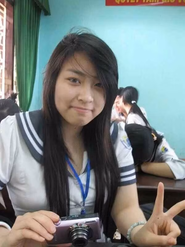 Ngày 5/7, Trần Bích Hạnh - bạn gái cầu thủ Vũ Văn Thanh - gây bất ngờ khi chia sẻ loạt ảnh chụp thời còn học cấp 3.