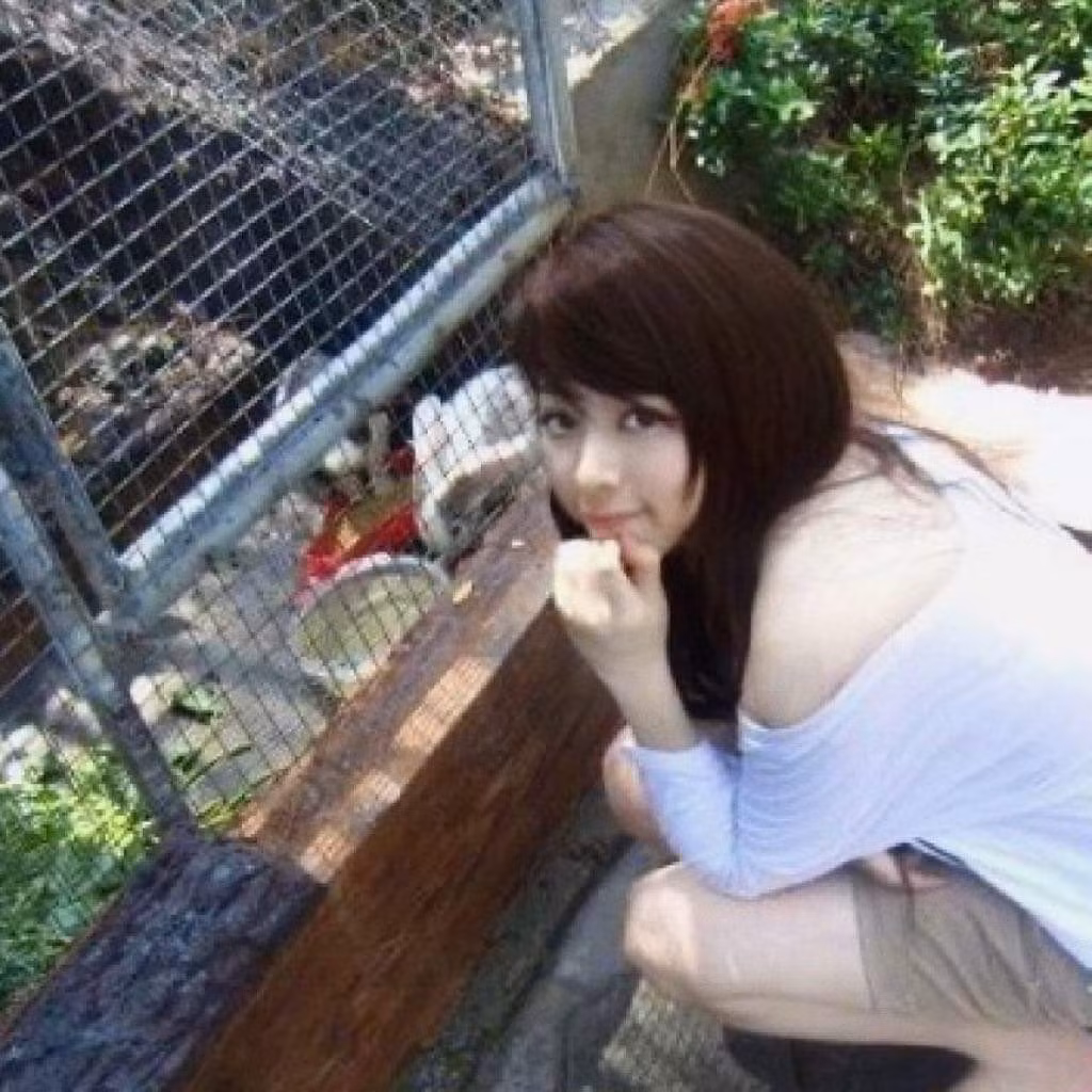 "Ngày ấy, nào ai quan tâm tới chuyện chăm sóc da đâu, cứ trước hè là trắng bóc, vậy mà chỉ 1-2 tháng bước vào năm học mới là thành da bánh mật. Năm vào lớp 10 còm nhom mà 3 năm học xong như ăn bột nở", cô hài hước bày tỏ.