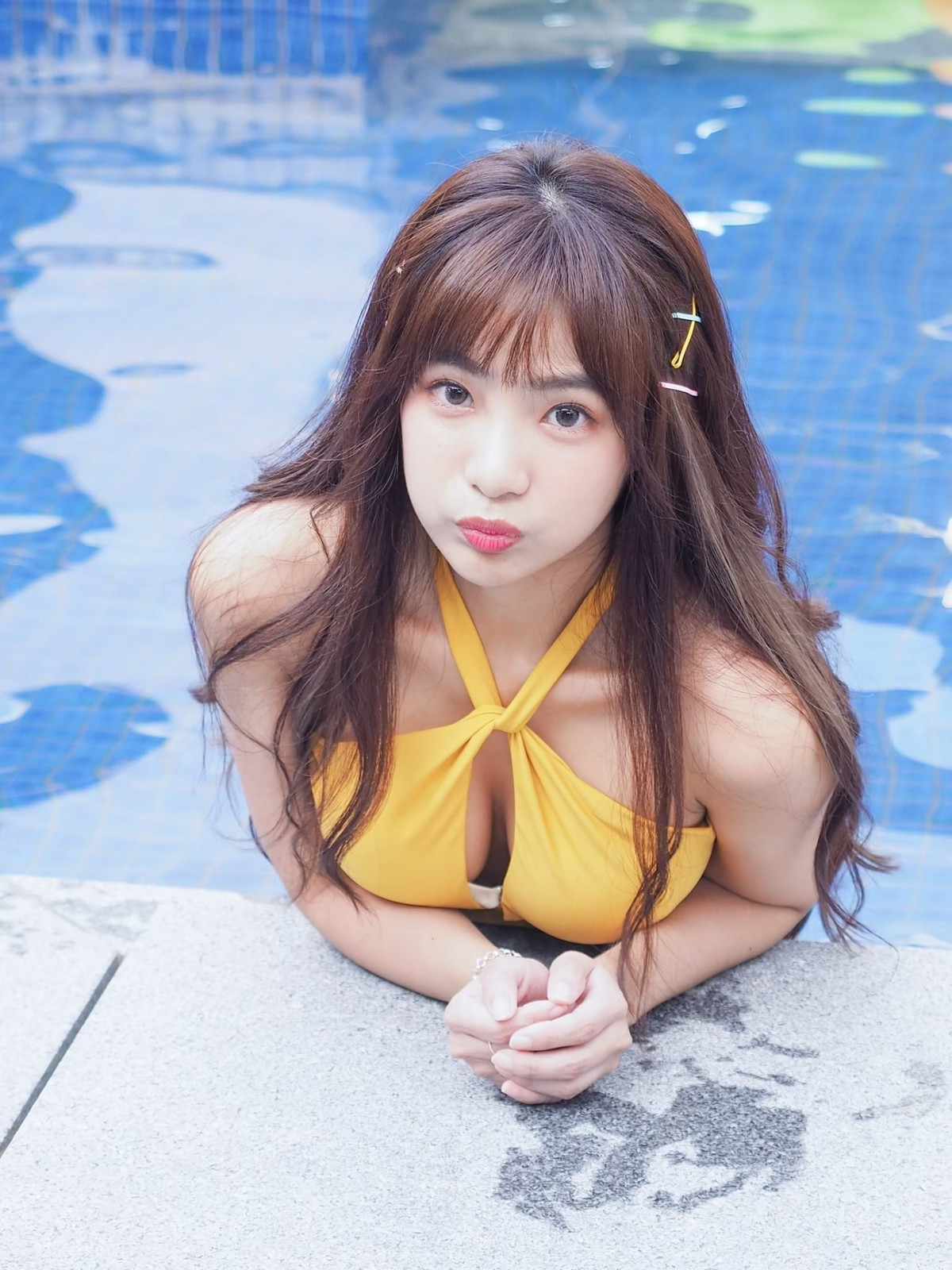 Dòng mô tả trong bài đăng đầy ẩn ý, nhắc đến các dịch vụ đặc biệt cùng cụm từ mới bổ sung giường nước - chi tiết khiến nữ streamer nổi tiếng nổi trận lôi đình.