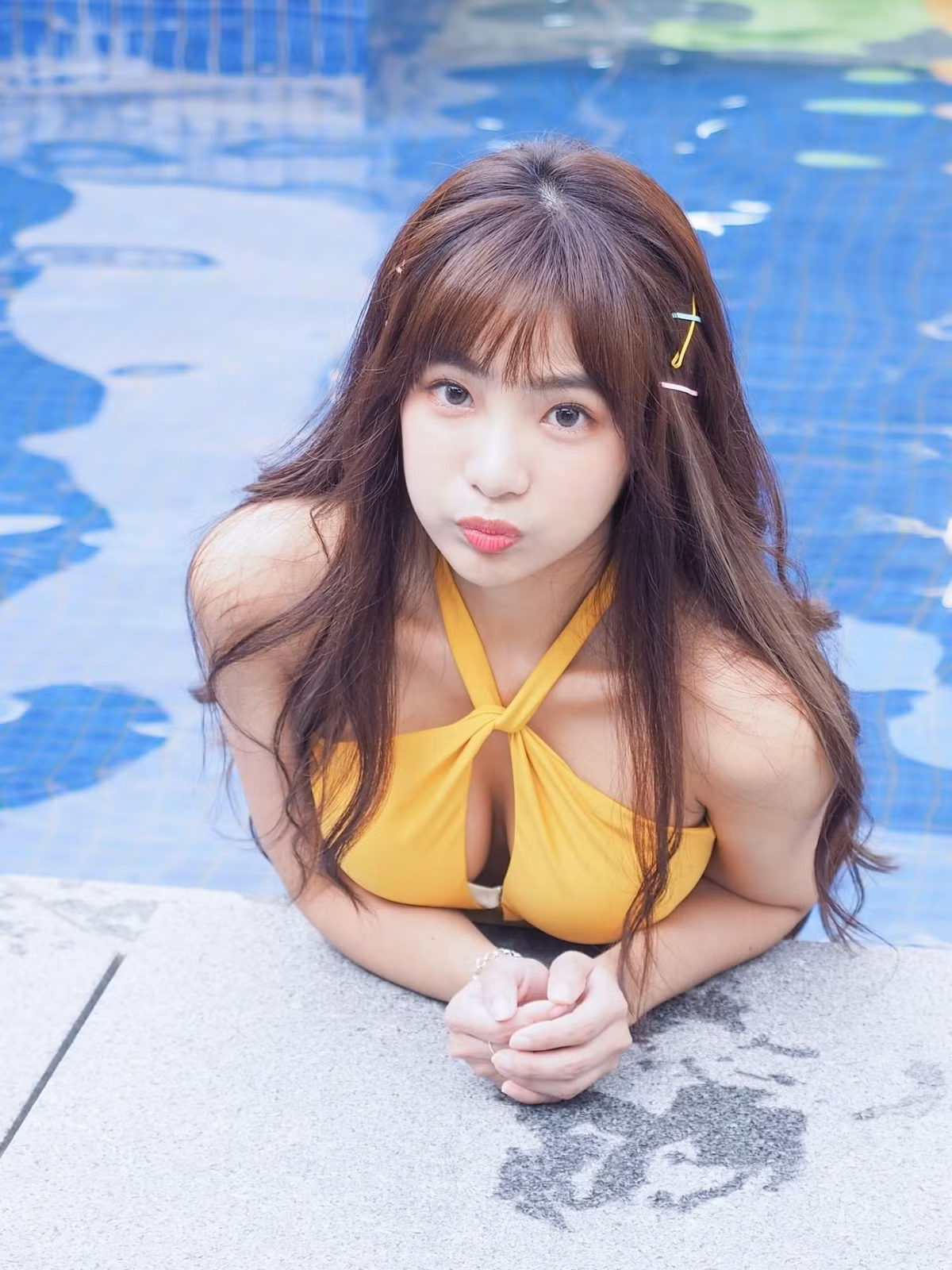 Dòng mô tả trong bài đăng đầy ẩn ý, nhắc đến các dịch vụ đặc biệt cùng cụm từ mới bổ sung giường nước - chi tiết khiến nữ streamer nổi tiếng nổi trận lôi đình.