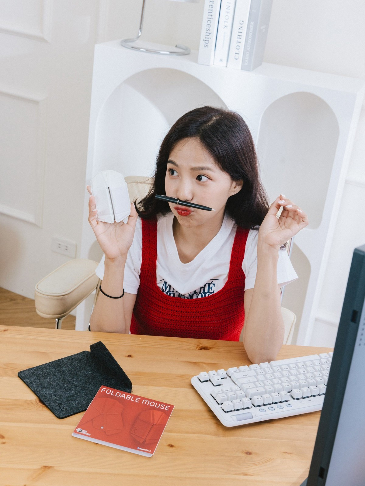 Trong suốt cuộc trò chuyện, kẻ giả mạo liên tục gửi ảnh gợi cảm để dụ dỗ Beryl, nhưng khi được yêu cầu gửi ảnh thật tại chỗ, hắn lập tức né tránh và chuyển hướng câu chuyện.