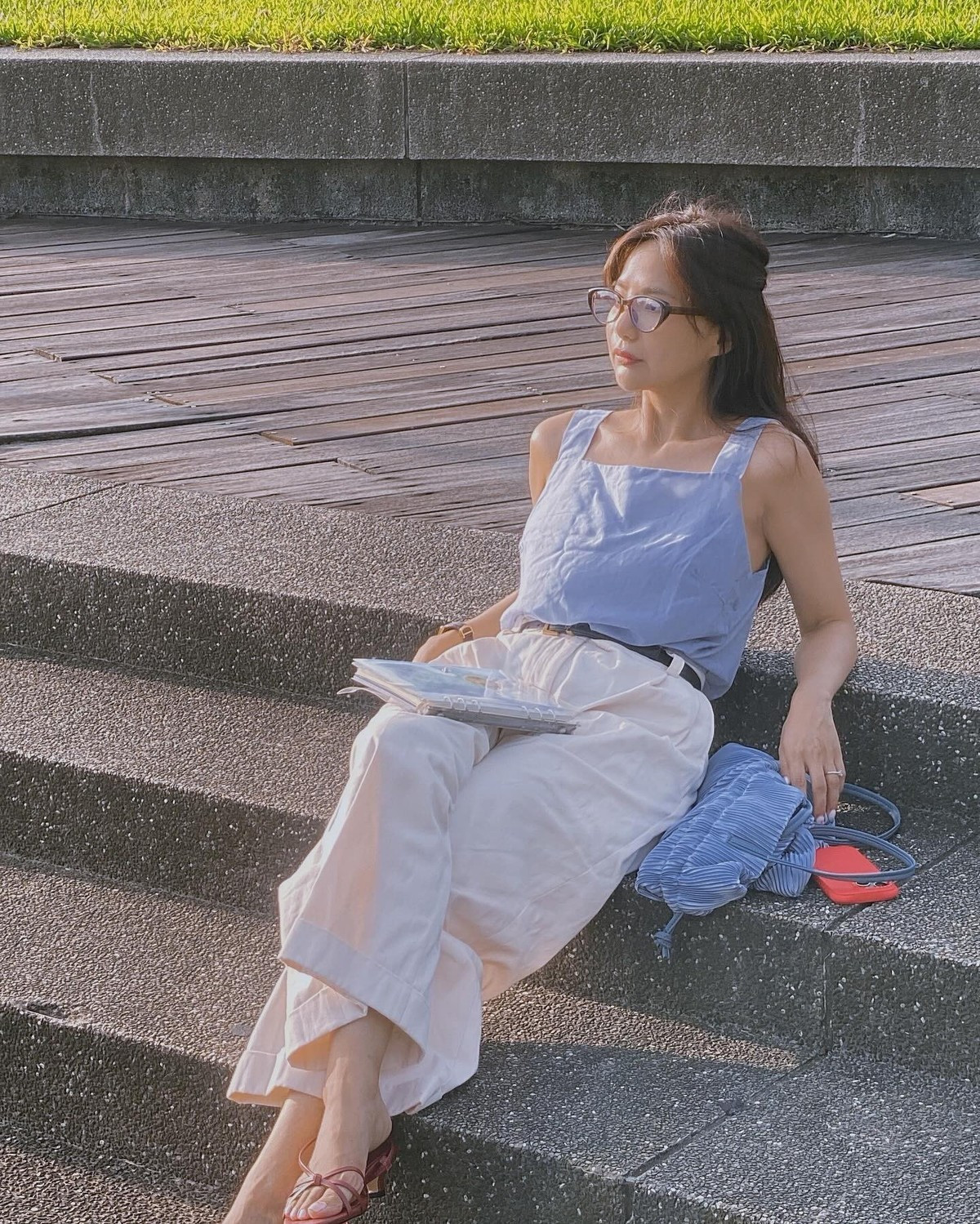 Ngay sau khi buổi livestream kết thúc, khán giả ngập tràn bình luận vừa thương vừa buồn cười. Dù vụ việc đã được giải quyết, Beryl vẫn cảnh báo fan hãy cảnh giác với các tài khoản mạo danh, đặc biệt là những trang sử dụng hình ảnh nghệ sĩ để quảng cáo dịch vụ nhạy cảm.