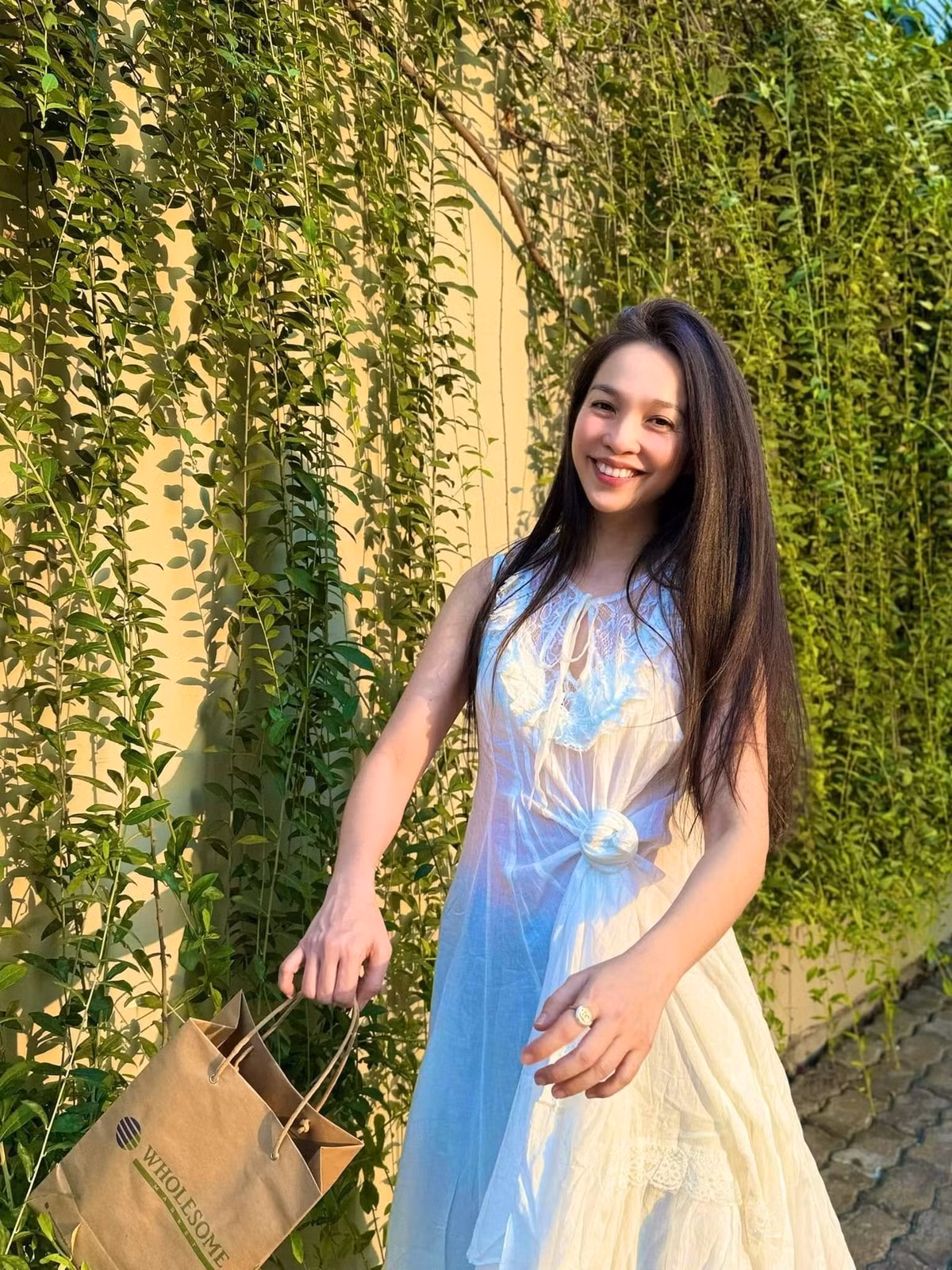 Nữ ca sĩ làm mẹ đơn thân khi mới 21 tuổi, từng trải qua quá trình nhiều khó khăn và gian nan. Hiền Thục từng có chia sẻ xúc động về việc sinh con khi còn quá trẻ.