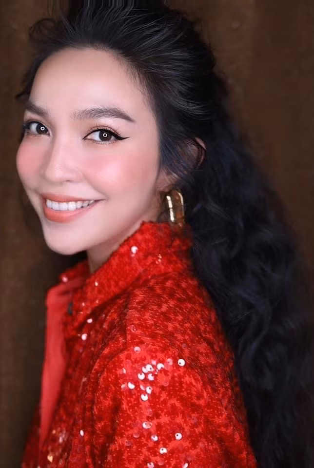 Trong loạt hình ảnh đời thường lẫn trên sân khấu, nữ ca sĩ Hiền Thục khiến nhiều người ngỡ ngàng vì diện mạo chẳng khác mấy so với thời kỳ đỉnh cao cách đây hàng chục năm.