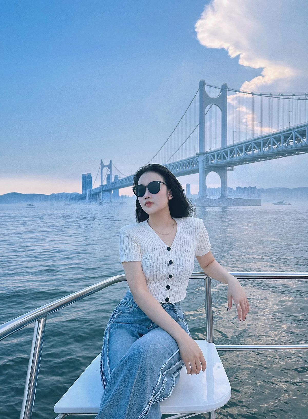 Năm năm sau khi chia tay chàng cầu thủ nổi tiếng nhất nhì làng bóng đá, Hoàng Anh Ốc vẫn chưa chính thức công khai mối tình nào. Còn hậu vệ sinh năm 1999 đã yên bề gia thất với vợ đẹp, con ngoan.