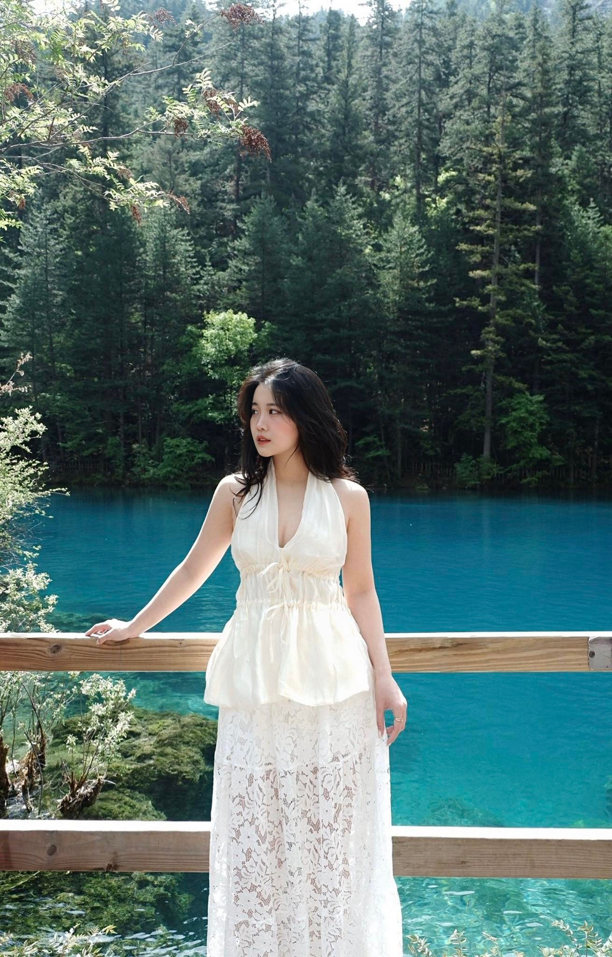 Hoàng Anh Ốc diện chiếc áo khoét nách và chiếc váy ren. Cô nàng hòa mình vào thiên nhiên cực đẹp của khu du lịch nổi tiếng bậc nhất Trung Quốc.