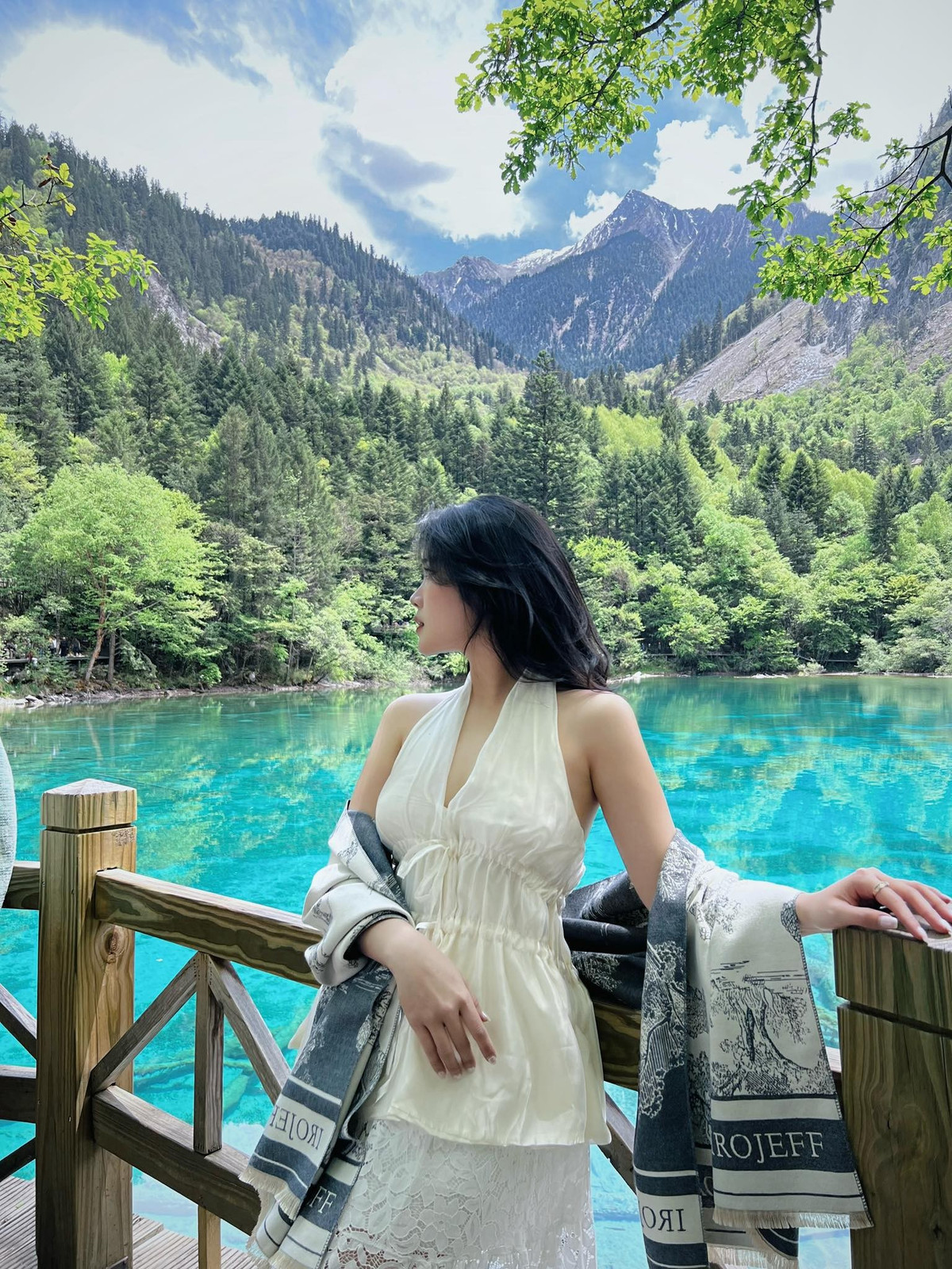 Trong ảnh, dù không khoác lên mình những bộ đồ "bling bling" nhưng Hoàng Anh Ốc vẫn khiến nhiều người chú ý bởi nhan sắc "điểm 10" của bản thân.