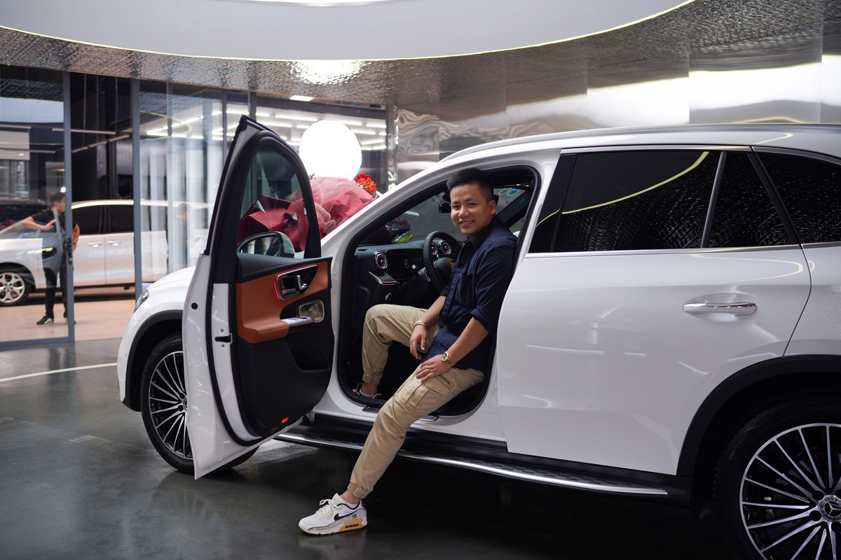 Sinh năm 1992 tại Khánh Hòa, Khoa Pug (tên thật Nguyễn Anh Khoa) được nhiều người biết đến qua các vlog du lịch. Anh không tiết lộ cụ thể khối tài sản bản thân nắm giữ, chỉ khẳng định mình có nguồn thu nhập thụ động, "tiền đẻ ra tiền" nhờ đầu tư nhiều mảng, trong đó có tiền mã hóa.