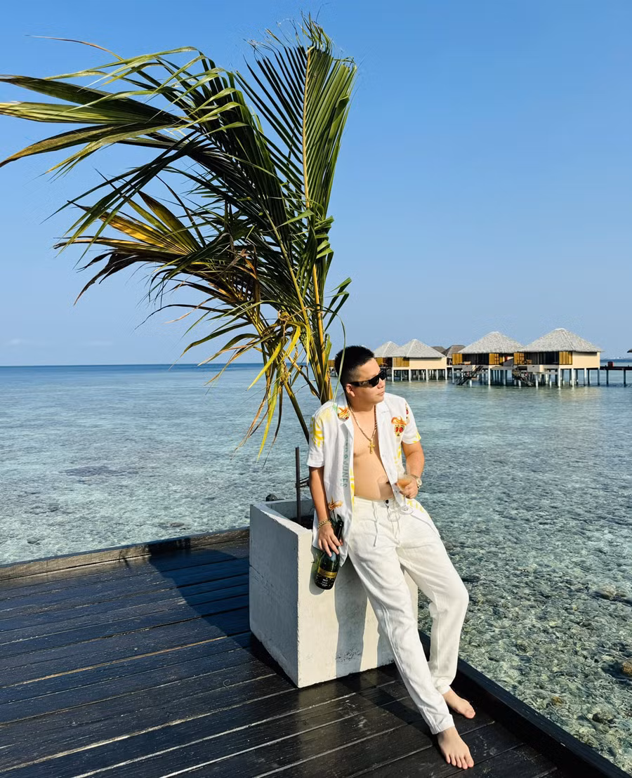 Tối 10/2, Khoa Pug bất ngờ đăng tải video trên kênh cá nhân, tuyên bố bản thân đã "trắng tay". "Mình thất bại rồi các bạn ơi. Trong video này, mình chỉ muốn thông báo cho các bạn biết là mình phá sản rồi. Thời gian vừa qua mình liên tiếp đầu tư thua lỗ thất bại", anh nói.