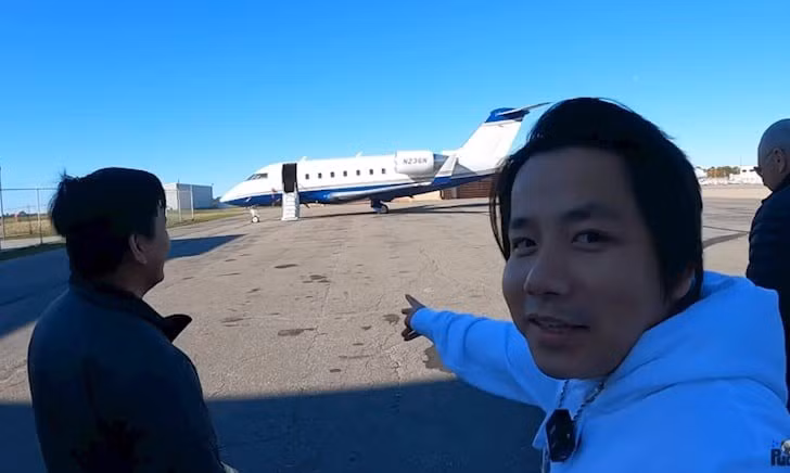 Tại kênh YouTube (hiện có 4,7 triệu người đăng ký), Khoa Pug cũng từng gây bàn tán khi khoe một ngày có thể kiếm được 2 tỷ đồng, "tiền nhiều xài sao hết" và phải chịu áp lực dư luận vì quá giàu. Năm 2023, khi được hỏi về việc thu hồi vốn khi mở nhà hàng lẩu 23 tỷ đồng, nam YouTuber khẳng định 30 tỷ đồng với người khác là khoản tiền lớn nhưng với anh chỉ "như rác".