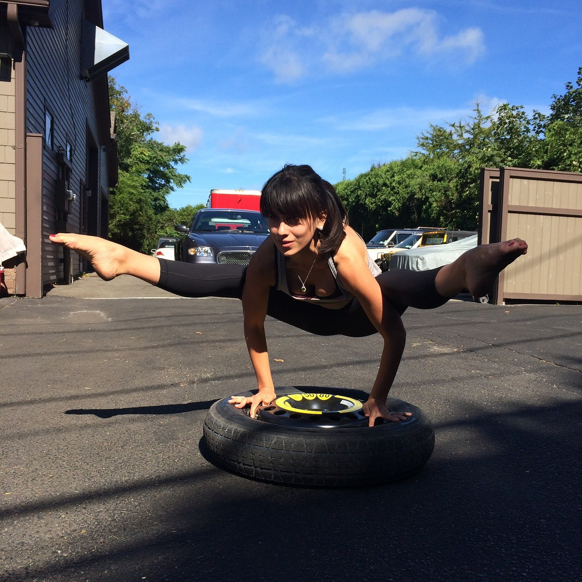 Ở chiều ngược lại, nhiều ý kiến bảo vệ quyền tự do ăn mặc của Hilaria Baldwin. Họ cho rằng các hoạt động luyện tập này không có quy định cụ thể, rõ ràng về trang phục, ưu tiên sự tự do, thoải mái của người mặc. Ngoài ra, HLV yoga này cũng tập luyện tại nhà riêng, không khiến người xung quanh khó chịu như ở địa điểm công cộng.