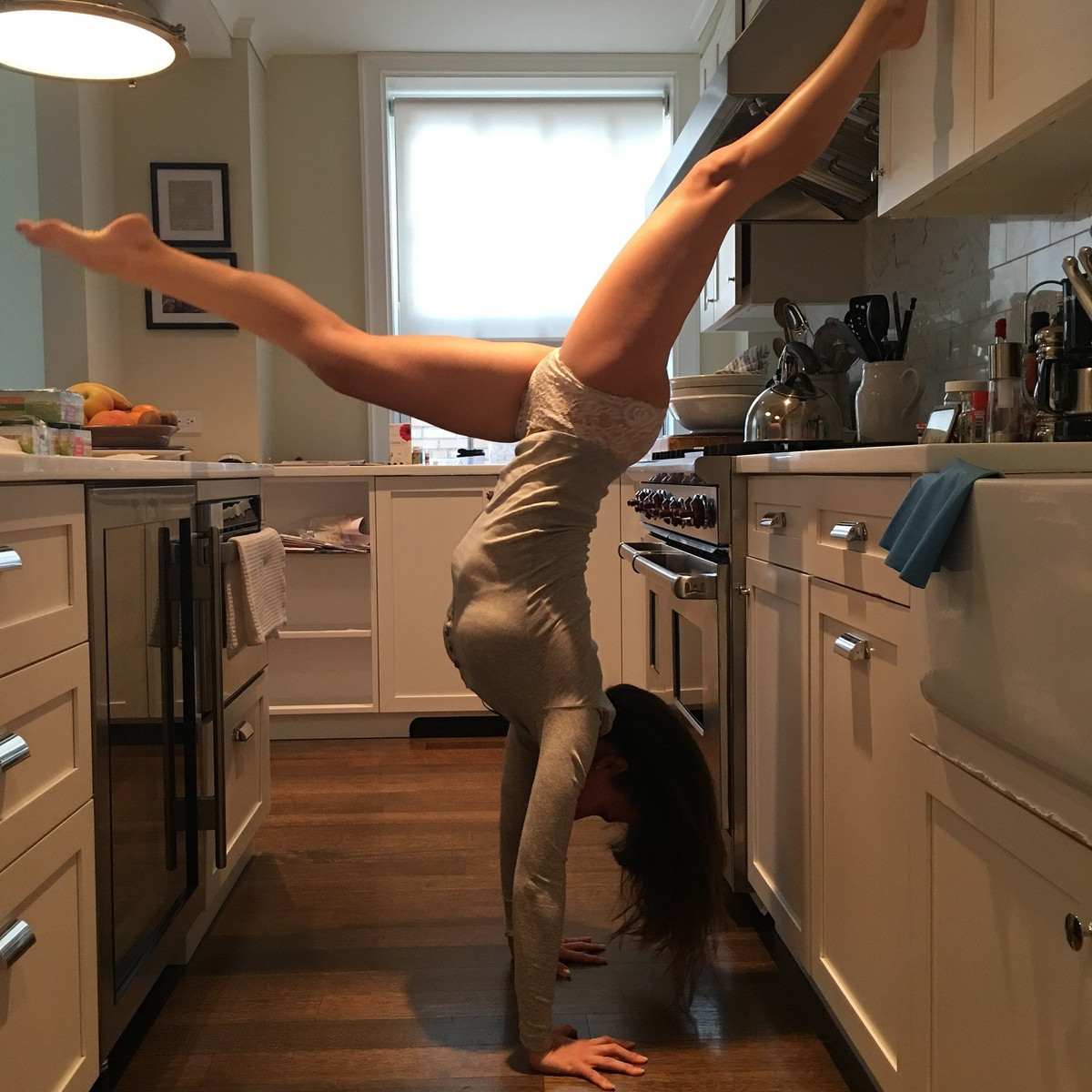 Outfit tập luyện của Hilaria Baldwin nhanh chóng bị chỉ trích. Một số cho rằng nội y tam giác chất liệu ren không phù hợp với hoạt động thể dục thể thao, mang tính khêu gợi hơn là tạo cảm hứng năng động, khỏe khoắn.