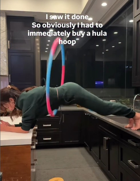 Trước đó, Baldwin cũng đón nhận nhiều luồng ý kiến trái chiều khi diện nội y ren trong lúc hướng dẫn luyện tập.