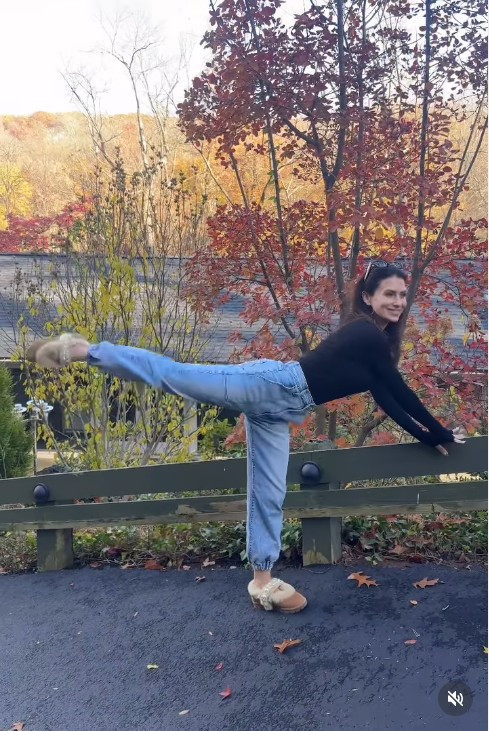 Nhiều người cho rằng hoạt động tập luyện không phù hợp với chiếc váy dự tiệc trên. Với vai trò HLV chuyên nghiệp, Baldwin có thể hoàn thành động tác khó một cách an toàn. Song, điều tương tự khó xảy ra với những người khác.