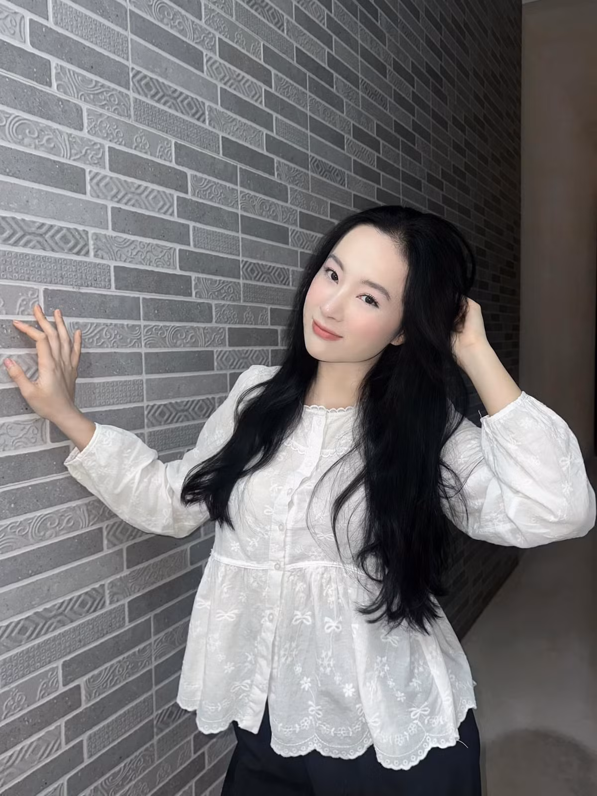 Nhìn lại hành trình của Angela Phương Trinh, ít ai ngờ cô từng là biểu tượng nhan sắc mỏng manh với vai diễn "Bé Heo" trong Vòng xoáy tình yêu (2005). Những năm đầu sự nghiệp, cô ghi dấu với hình ảnh trong sáng, đôi mắt long lanh và thân hình thanh thoát.