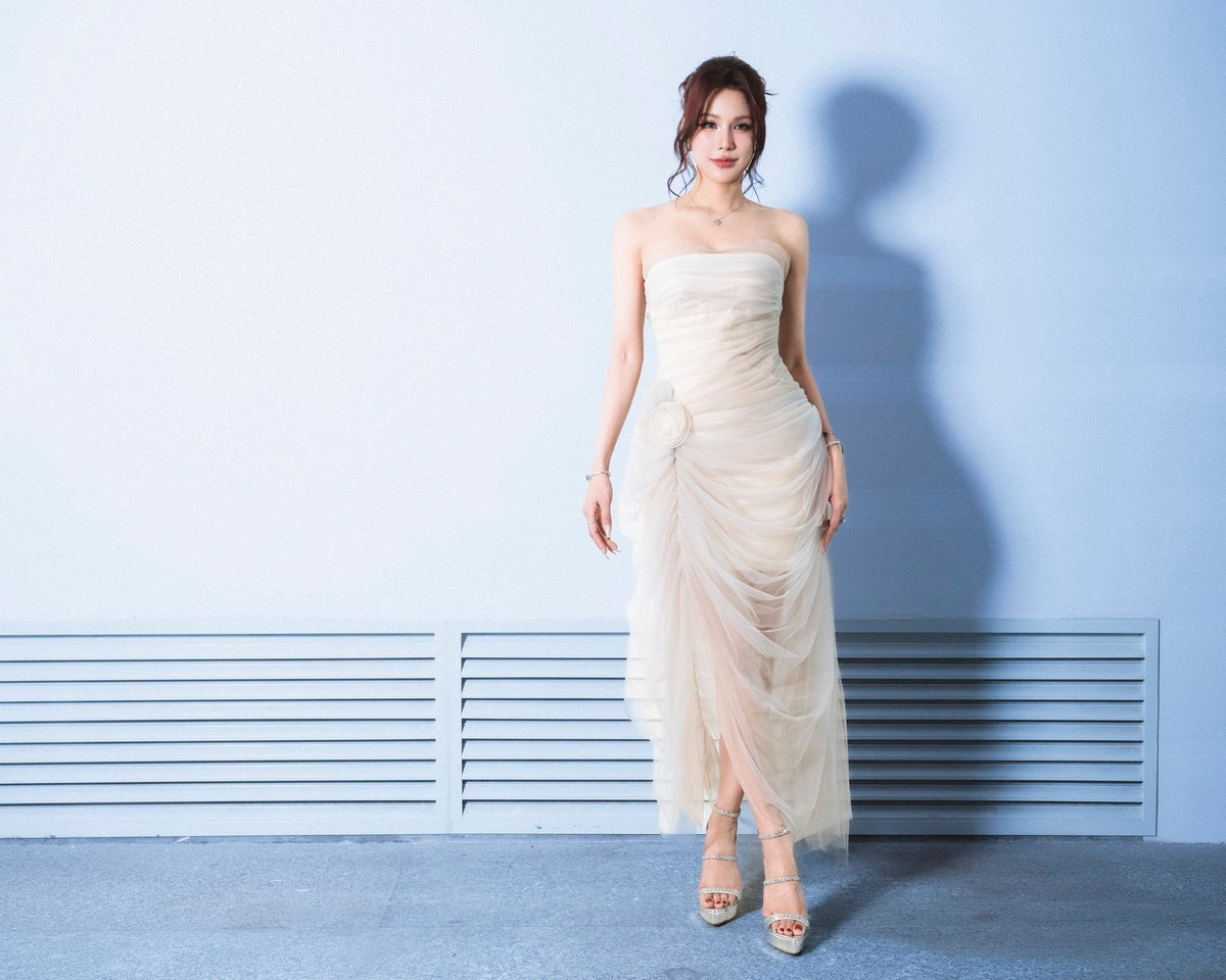 Không cần tạo dáng cầu kỳ, chỉ với ánh nhìn và phong thái điềm đạm, Diệp Lâm Anh vẫn toát lên khí chất của một người phụ nữ tự tin, làm chủ cuộc đời mình.