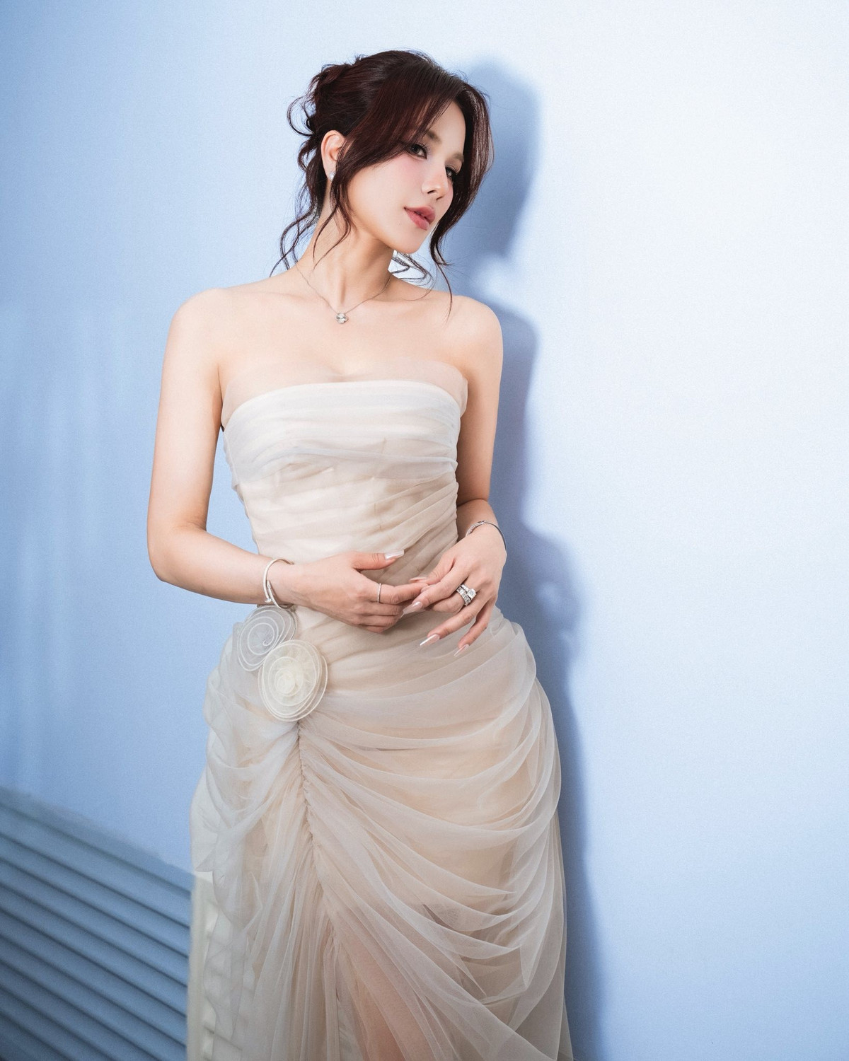 Mái tóc búi hờ, thả vài lọn xoăn mềm càng tôn lên vẻ dịu dàng, khác biệt với hình ảnh cá tính, mạnh mẽ vốn quen thuộc của cô suốt nhiều năm qua.