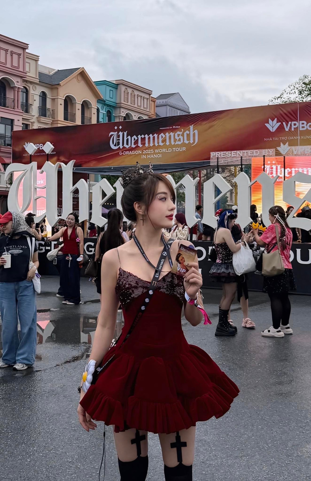 Trước khi được biết đến rộng rãi như hiện nay, Hà Kim từng tham gia cuộc thi Miss Teen 2011 và lọt vào top 20 chung kết. Cô cũng là gương mặt quen thuộc trong vai trò người mẫu game, sở hữu lượng fan nhất định nhờ vẻ ngoài xinh xắn, quyến rũ. Dù nhận được không ít lời mời tham gia hoạt động nghệ thuật, Hà Kim lại lựa chọn con đường riêng, tập trung cho công việc ngân hàng – một quyết định được nhiều người đánh giá là bản lĩnh và chín chắn.