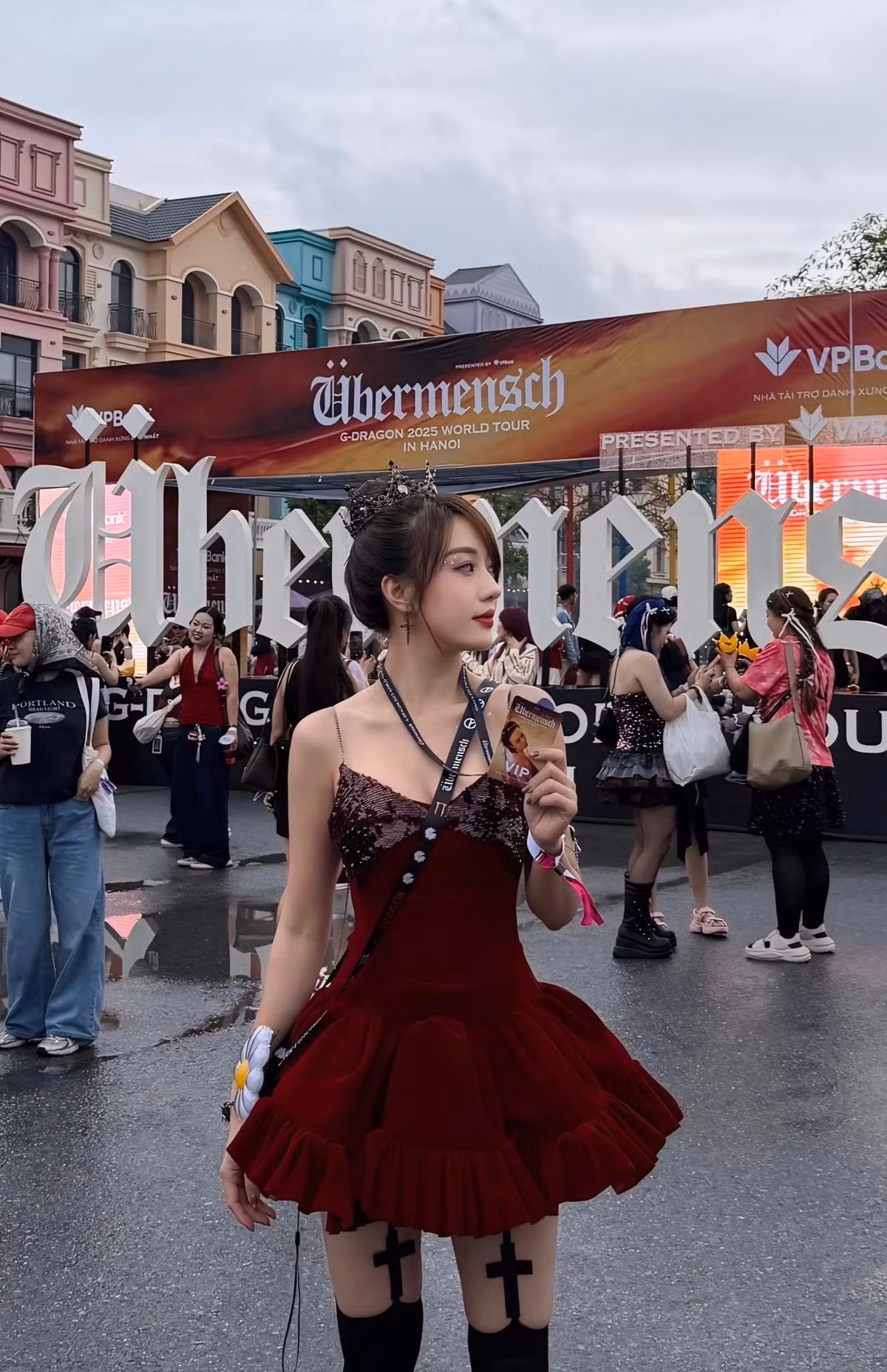 Trước khi được biết đến rộng rãi như hiện nay, Hà Kim từng tham gia cuộc thi Miss Teen 2011 và lọt vào top 20 chung kết. Cô cũng là gương mặt quen thuộc trong vai trò người mẫu game, sở hữu lượng fan nhất định nhờ vẻ ngoài xinh xắn, quyến rũ. Dù nhận được không ít lời mời tham gia hoạt động nghệ thuật, Hà Kim lại lựa chọn con đường riêng, tập trung cho công việc ngân hàng – một quyết định được nhiều người đánh giá là bản lĩnh và chín chắn.