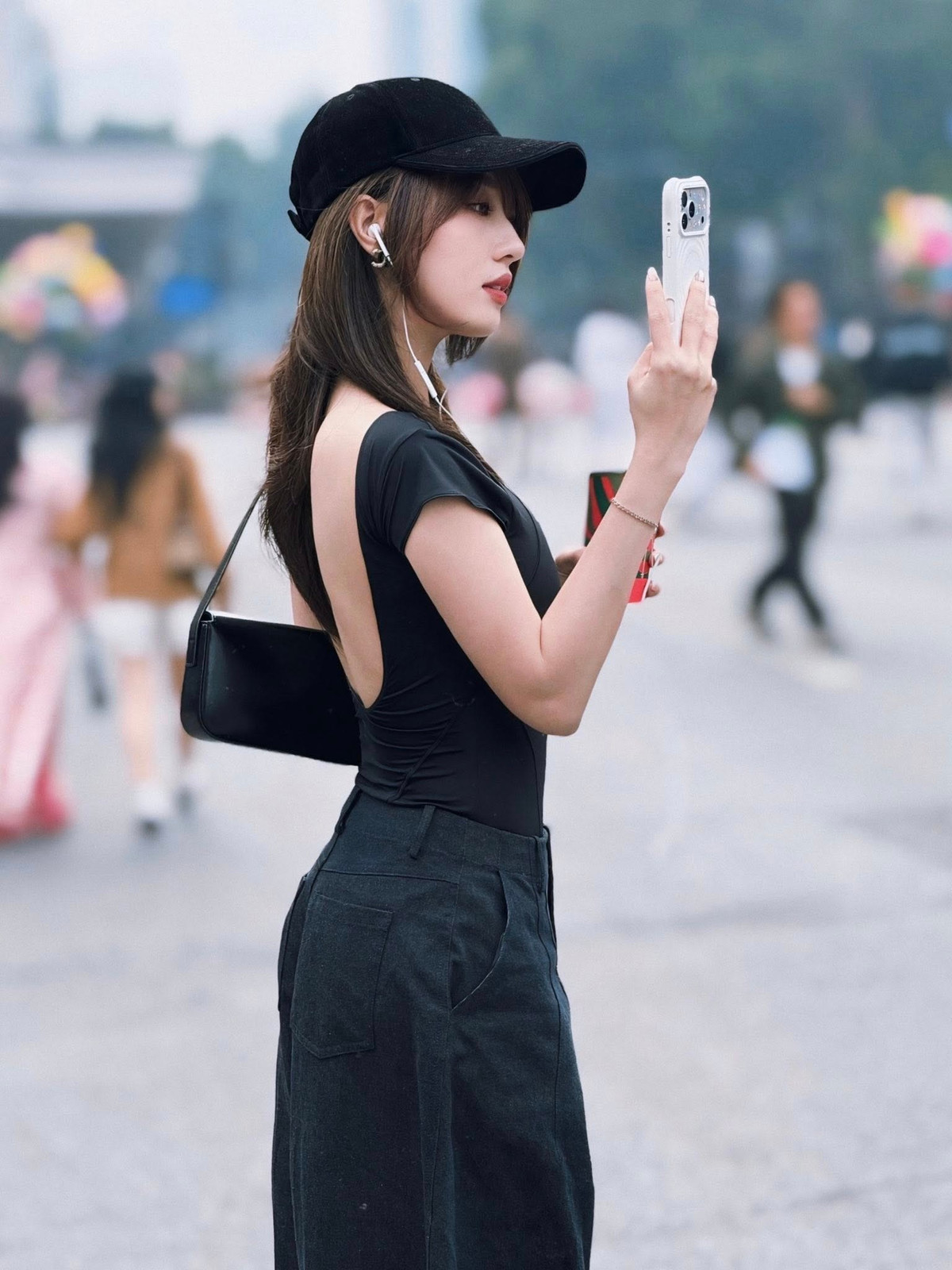 Không chỉ gây chú ý bởi ngoại hình, Hà Kim còn khiến nhiều người ngưỡng mộ khi có sự nghiệp ổn định. Hiện tại, cô đang là chuyên viên cao cấp quản lý quan hệ khách hàng ưu tiên tại một ngân hàng lớn ở Hà Nội.