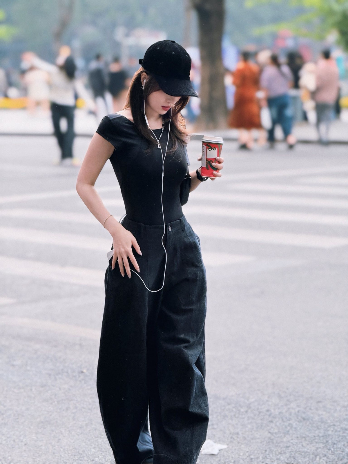 Trên mạng xã hội, gái xinh ngành ngân hàng này thường xuyên chia sẻ hình ảnh tập luyện, phong cách sống lành mạnh cũng như những khoảnh khắc đời thường sang chảnh, truyền cảm hứng cho đông đảo người xem.