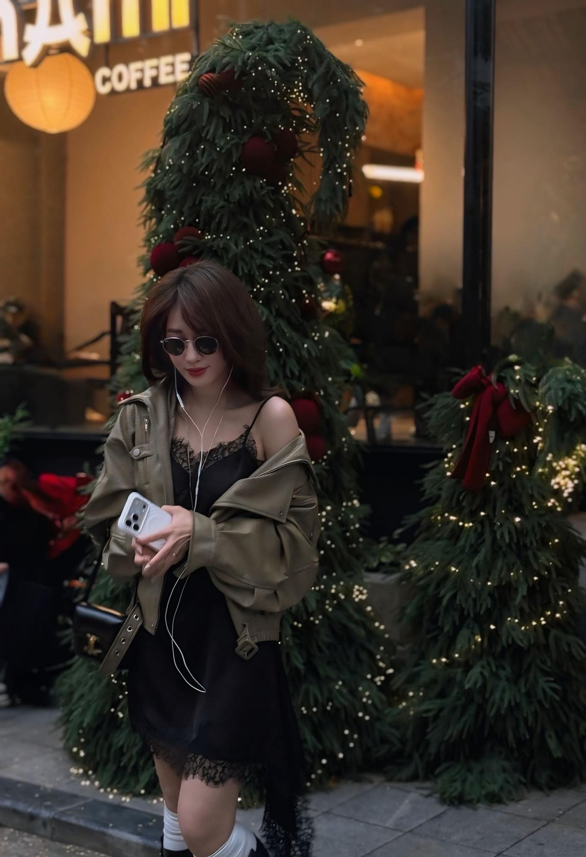 View - 'Gái xinh ngân hàng' Hà Kim xinh đẹp với outfit xuống phố trẻ trung | Báo Tri thức và Cuộc sống - TIN TỨC PHỔ BIẾN KIẾN THỨC 24H