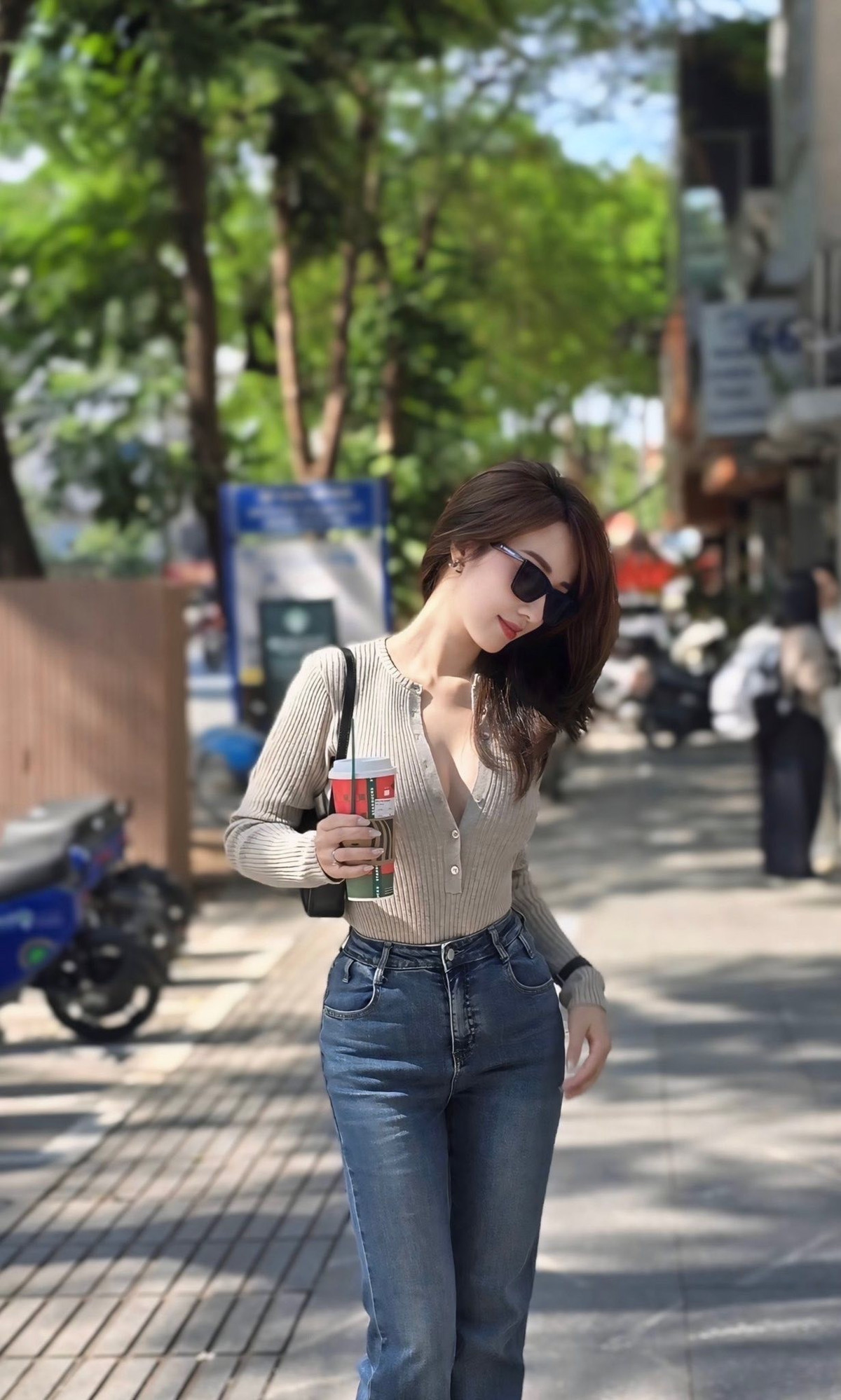 Chiếc quần jeans dáng suông vừa phải không chỉ mang lại sự thoải mái mà còn giúp Hà Kim khéo léo khoe đôi chân dài, tạo nên tổng thể trẻ trung, năng động đúng chất street style.