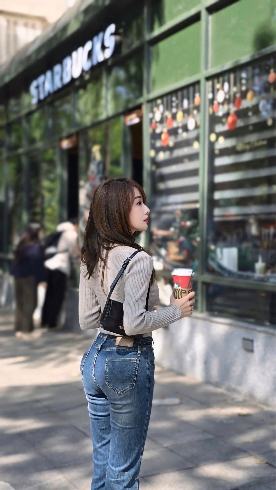 View - 'Gái xinh ngân hàng' Hà Kim xinh đẹp với outfit xuống phố trẻ trung | Báo Tri thức và Cuộc sống - TIN TỨC PHỔ BIẾN KIẾN THỨC 24H