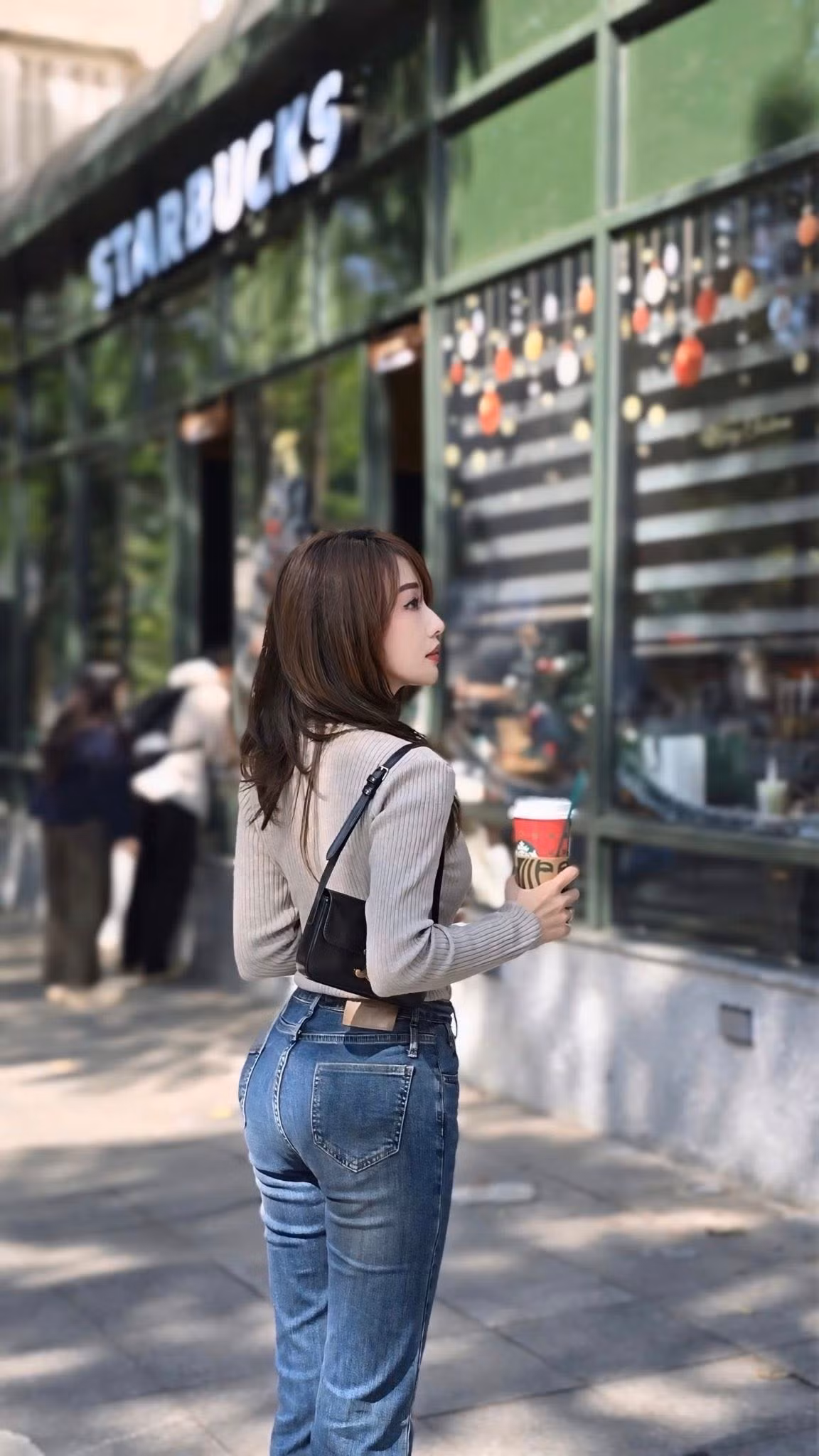 Nhan sắc của Hà Kim trong loạt ảnh xuống phố cũng nhận được nhiều lời khen ngợi. Cô sở hữu gương mặt hài hòa với làn da sáng, mịn màng, sống mũi cao cùng đôi môi đầy đặn. Kiểu tóc uốn nhẹ tự nhiên giúp tôn lên nét dịu dàng, nữ tính nhưng vẫn không kém phần cá tính.