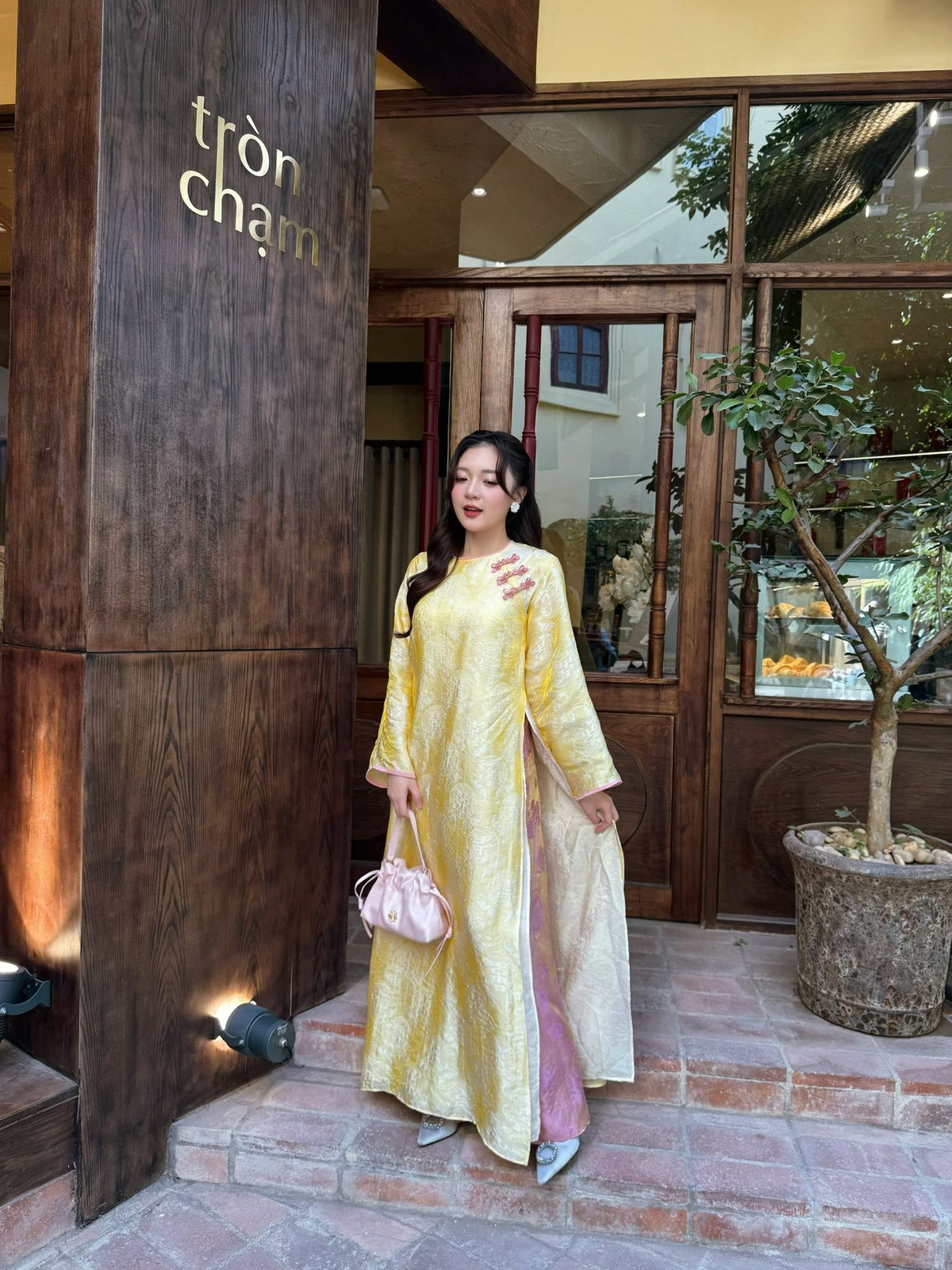 Tà áo dài suông nhẹ giúp nữ MC VTV trông thanh thoát hơn, đồng thời tôn lên nét đáng yêu vốn là “thương hiệu” của nữ MC. Nhiều khán giả nhận xét, hình ảnh áo dài lần này mang đến cảm giác gần gũi, ấm áp, rất phù hợp với không khí sum vầy của những ngày đầu năm mới.