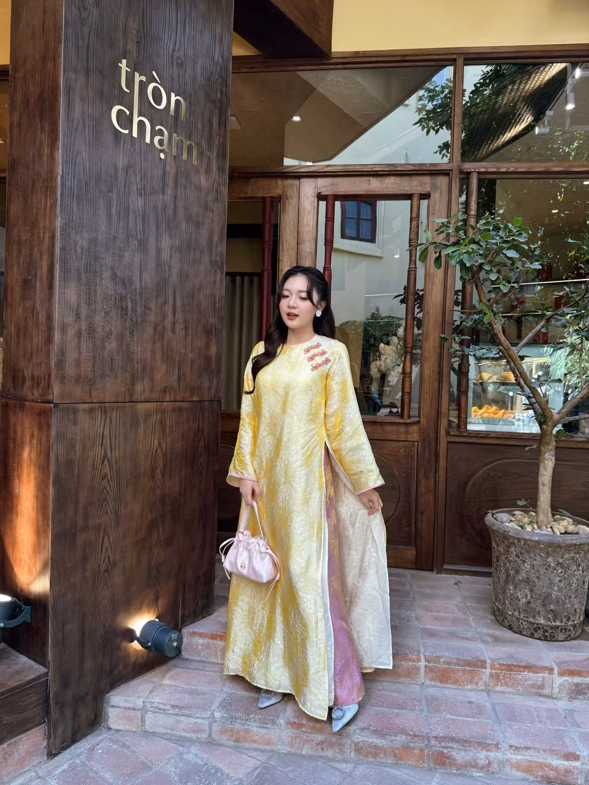 Tà áo dài suông nhẹ giúp nữ MC VTV trông thanh thoát hơn, đồng thời tôn lên nét đáng yêu vốn là “thương hiệu” của nữ MC. Nhiều khán giả nhận xét, hình ảnh áo dài lần này mang đến cảm giác gần gũi, ấm áp, rất phù hợp với không khí sum vầy của những ngày đầu năm mới.