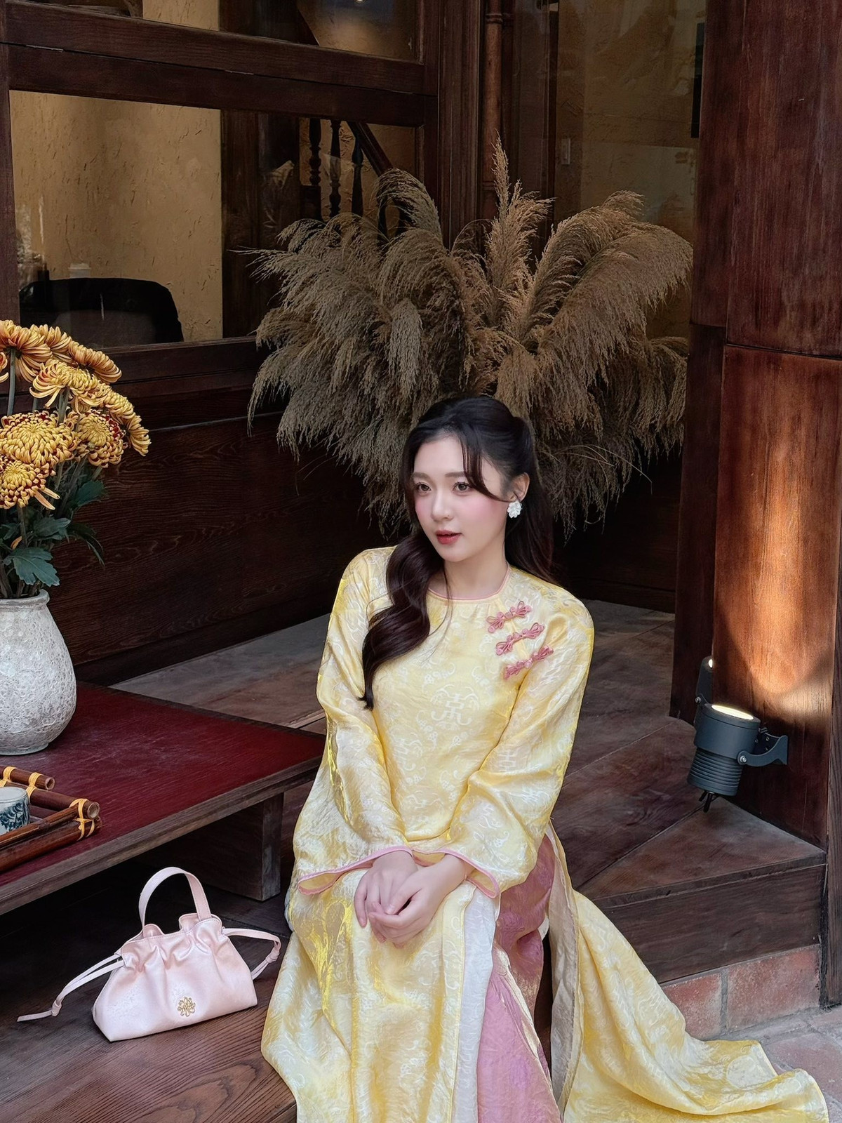 Sinh ngày 17/5/1997, Phương Thảo được mệnh danh là “MC quốc dân” của cộng đồng Liên Quân Mobile khi đồng hành xuyên suốt cùng các giải đấu lớn như Đấu Trường Danh Vọng, AIC hay AWC.