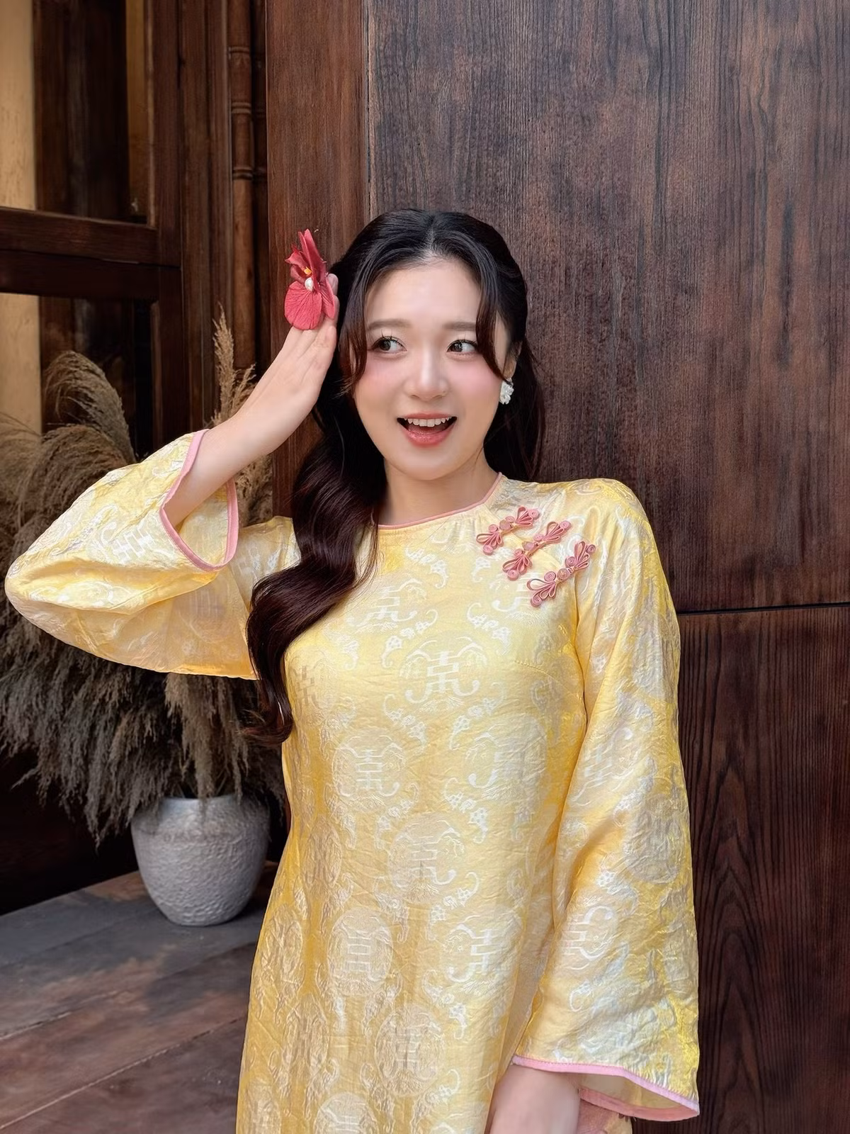 Trong bộ áo dài gam vàng pastel chủ đạo, MC Phương Thảo ghi điểm bởi vẻ đẹp nền nã nhưng không kém phần cuốn hút. Chất liệu gấm nhẹ với họa tiết dệt chìm tinh tế giúp tổng thể trang phục vừa sang trọng, vừa mềm mại.