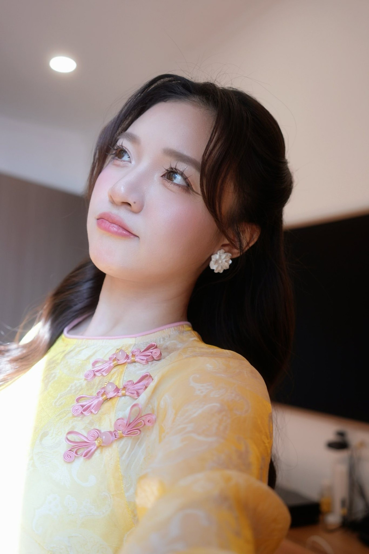 Ở những khung hình cận cảnh, nữ MC sở hữu làn da trắng hồng, gương mặt bầu bĩnh cùng đôi mắt to tròn, long lanh. Lối trang điểm trong veo, tập trung vào lớp nền mịn màng và má hồng nhẹ giúp cô trông tươi tắn, tràn đầy sức sống.