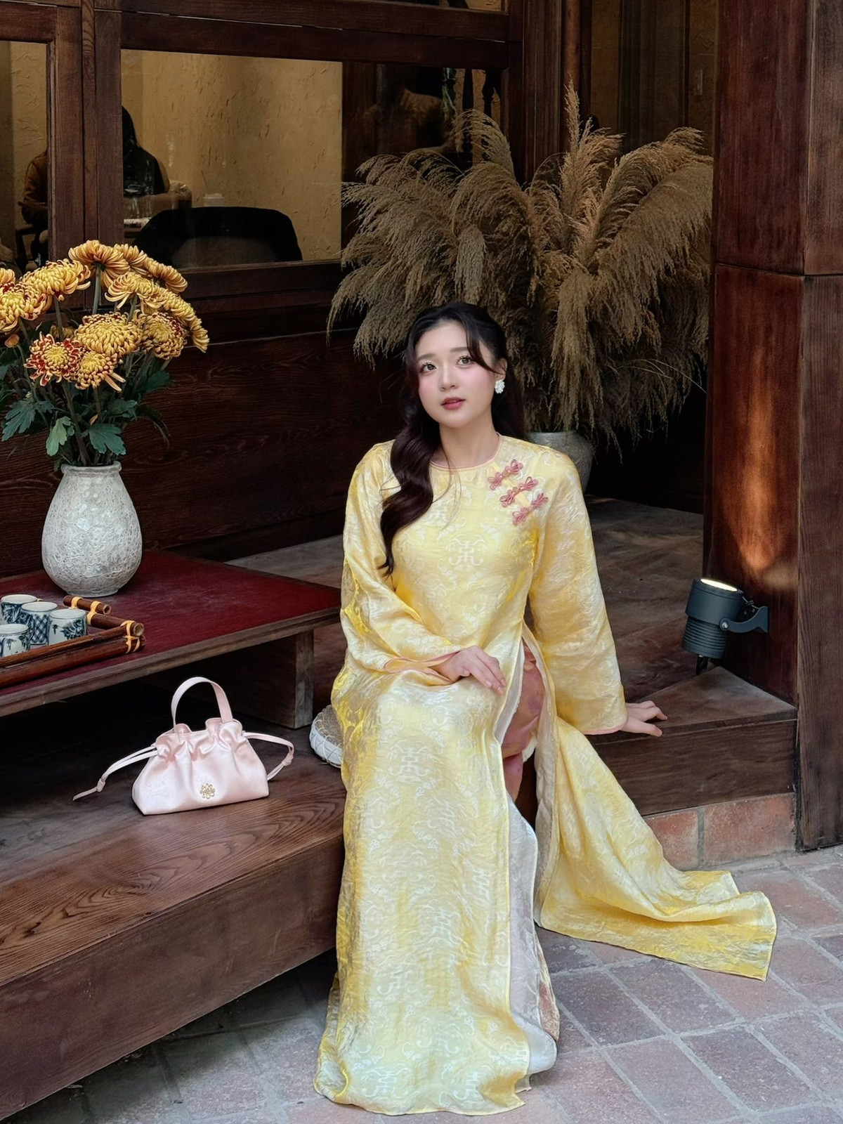 Ở góc chụp toàn thân, dù sở hữu chiều cao khiêm tốn, MC Phương Thảo vẫn ghi điểm nhờ thần thái tự tin và cách tạo dáng khéo léo.