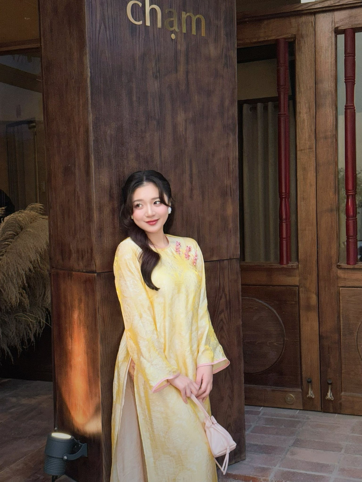 Mái tóc dài uốn nhẹ, buông tự nhiên càng làm tôn lên vẻ nữ tính, dịu dàng. Khi kết hợp cùng phụ kiện hoa cài tóc và hoa tai dáng nhỏ, Phương Thảo toát lên hình ảnh một “nàng xuân” đúng nghĩa, vừa truyền thống vừa hiện đại.