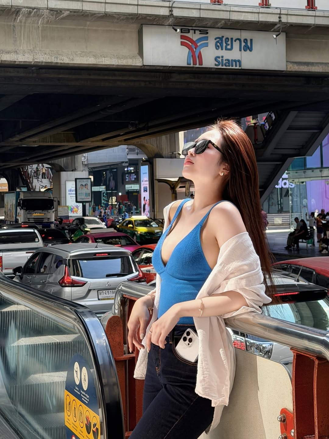 Trong loạt ảnh được chia sẻ, Lê Phương Anh chọn phong cách street style phóng khoáng nhưng đầy tính thời trang. Điểm nhấn nổi bật nhất chính là chiếc áo xanh khoét sâu phần cổ, tôn khéo vòng một và đường cong cơ thể.