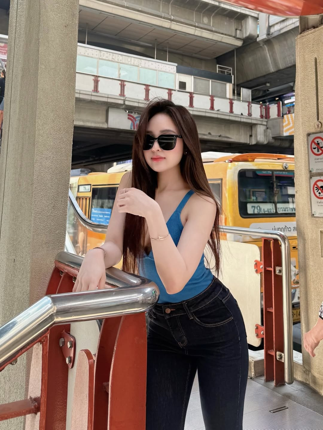 Không cần tạo dáng cầu kỳ, chỉ với những khoảnh khắc đứng tựa lan can, ngồi trên bậc thềm hay bước đi giữa dòng người, Phương Anh đã cho thấy thần thái cuốn hút của một người mẫu ảnh chuyên nghiệp.