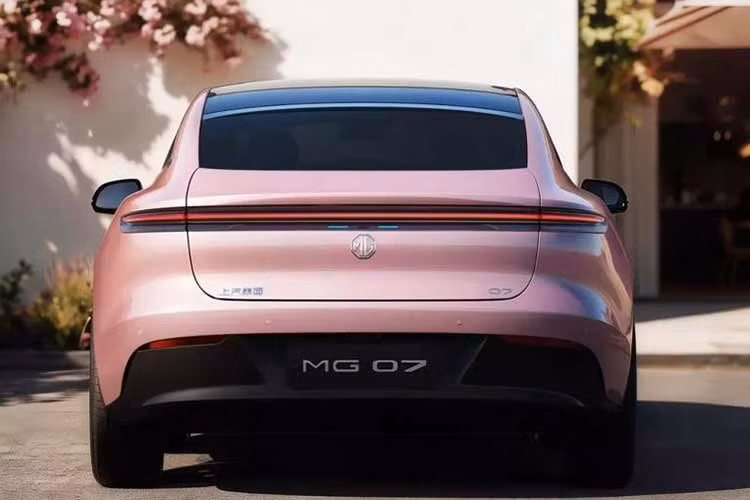 Về ngoại hình, MG 07 PHEV không thay đổi so với bản thuần điện, xe mang ngôn ngữ thiết kế dạng fastback đặc trưng với phần mui dốc mượt mà kết nối trực tiếp xuống kính chắn gió phía sau và hệ thống nóc kính toàn cảnh kéo dài. Đầu xe gây ấn tượng bằng cụm đèn định vị hình chữ C tích hợp các mô-đun chiếu sáng đa tiêu cự.