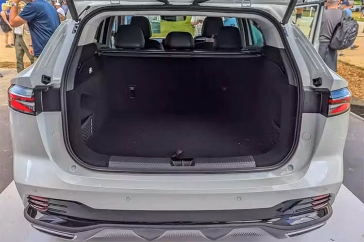 Ở phiên bản hybrid, MG HS 2027 dùng động cơ 4 xi-lanh, tăng áp, dung tích 1.5L, đi kèm mô-tơ điện, tạo ra tổng công suất 221 mã lực cùng mô-men xoắn cực đại 340 Nm. Bên cạnh đó là pin 1,83 kWh và hộp số tự động 2 cấp dành riêng cho xe hybrid. Lượng nhiên liệu tiêu thụ trên đường hỗn hợp của MG HS Hybrid 2027 là 4,6 lít/100 km.