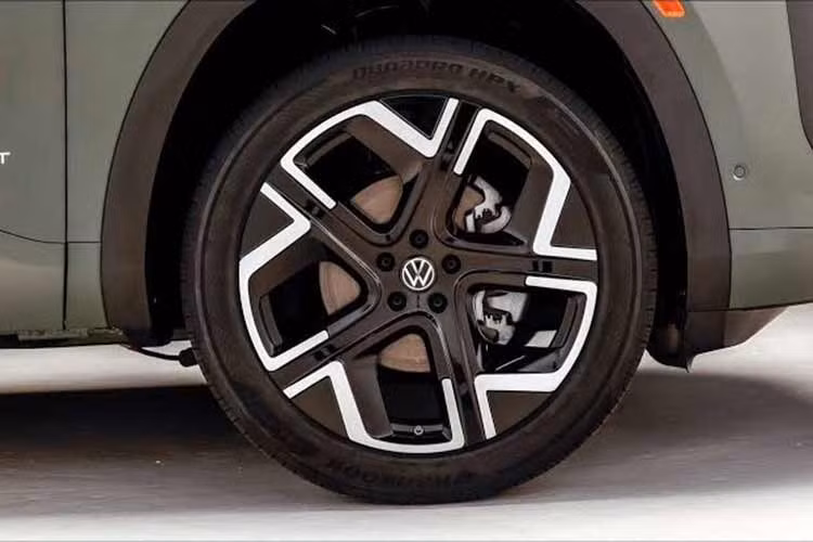 Mặc dù phần trước xe khá giống với Atlas tiêu chuẩn , nhưng Cross Sport thấp hơn 53,34mm và ngắn hơn 137,16mm. Đèn hậu LED nổi bật hơn được trang bị ở phía sau, và Volkswagen đã thiết kế các bộ mâm xe mới kích thước 18, 20 và 21 inch cho mẫu SUV này. Ba màu sắc mới cũng được bổ sung vào bảng màu: Blackberry Metallic, Dark Sage Metallic và Sandstone.