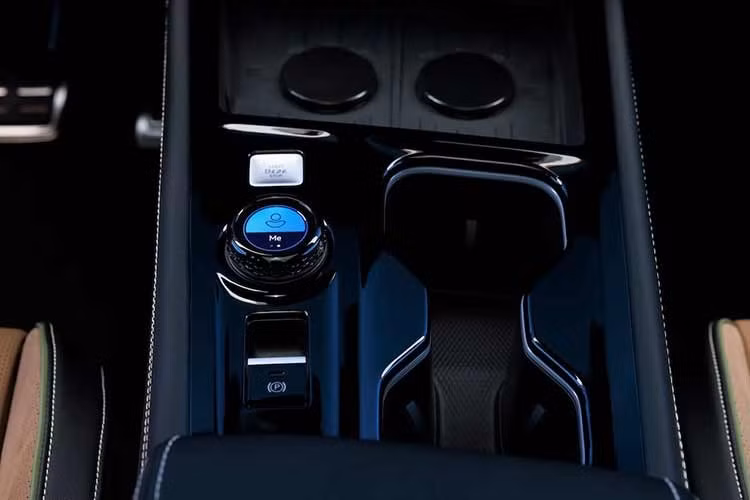 Thế hệ mới của Atlas Cross Sport cũng được trang bị các dịch vụ xe kết nối cao cấp thông qua hệ thống myVW+, bao gồm định vị với thông tin giao thông thời gian thực, hệ thống điều khiển bằng giọng nói sử dụng trí tuệ nhân tạo tạo sinh và điểm phát Wi-Fi. Màn hình thông tin giải trí trung tâm cũng có thể được sử dụng để chơi game.