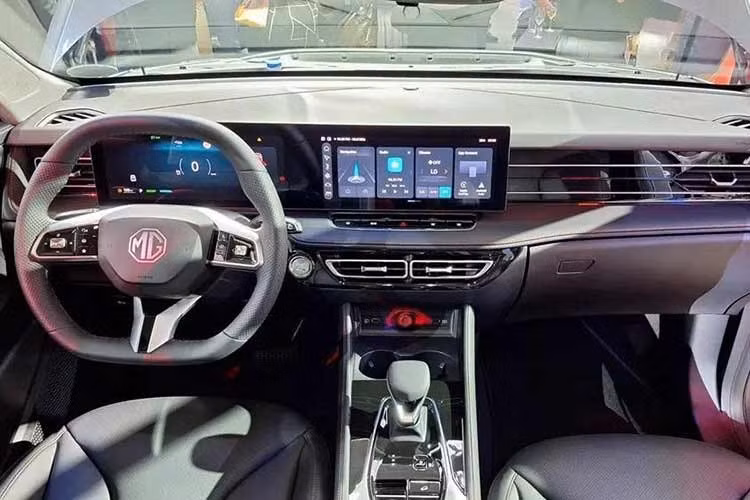 Tùy theo phiên bản, xe sẽ có những trang bị tiêu chuẩn như kết nối Apple CarPlay/Android Auto không dây, sạc điện thoại không dây, hệ thống âm thanh 8 loa, cửa sổ trời toàn cảnh Panorama, cửa cốp chỉnh điện, đèn viền nội thất LED, camera 360 độ và gói công nghệ an toàn chủ động MG Pilot ADAS.