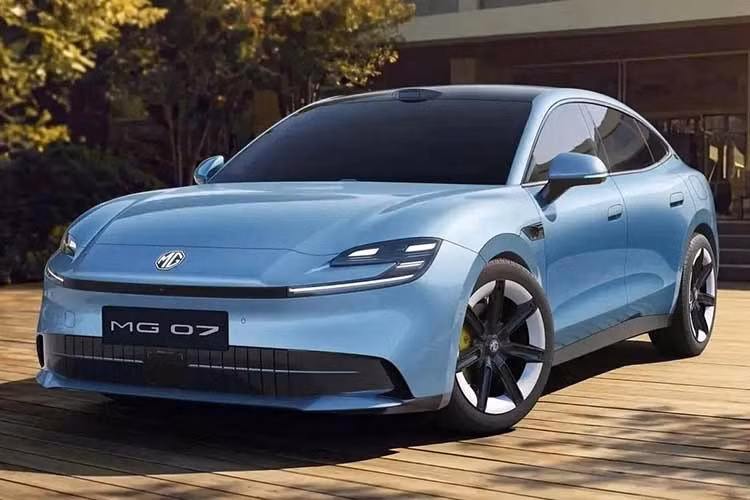 Theo đó, MG 07 PHEV 2026 mới được phân phối với hai tùy chọn cấu hình bao gồm bản 245 Comfort Edition và bản 245 LiDAR Edition. Xe sở hữu kích thước tổng thể dài x rộng x cao lần lượt là 4.886 x 1.900 x 1.478 mm, cùng chiều dài cơ sở đạt 2.858 mm. Mức giá xe hiện vẫn chưa được công bố.