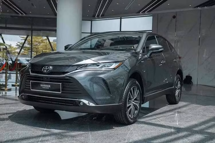 Toyota Harrier thế hệ hiện tại được giới thiệu tại Nhật Bản vào năm 2020. Đây cũng là mẫu xe có quan hệ gần gũi với Toyota Venza từng được phân phối tại thị trường Bắc Mỹ trước khi bị khai tử vào năm 2024 để nhường chỗ cho Crown Signia.
