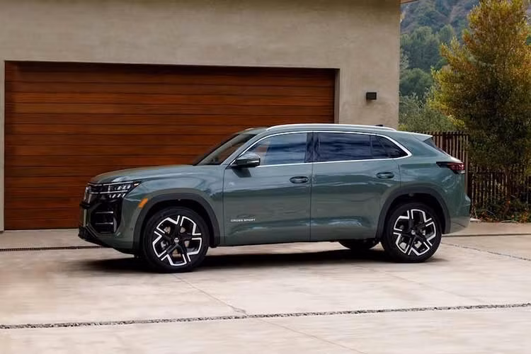 Hãng vẫn chưa công bố chi tiết các phiên bản trang bị có sẵn. Điều Volkswagen đã xác nhận là tất cả các mẫu Atlas Cross Sport 2027 đều sử dụng phiên bản mới nhất của động cơ bốn xi-lanh tăng áp 2.0 lít EA888, sản sinh công suất 282 mã lực và mô-men xoắn 350Nm.