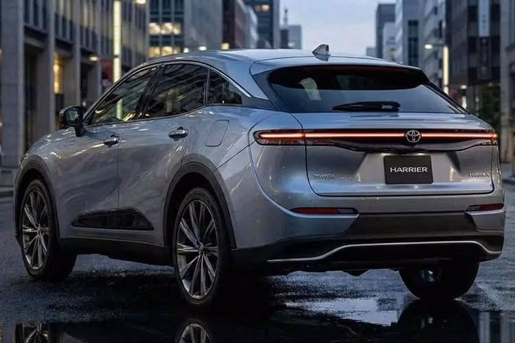Bước sang đời 2027, thay đổi lớn nhất nằm ở hệ truyền động. Toyota đã loại bỏ động cơ xăng 2.0L hút khí tự nhiên và phiên bản PHEV sử dụng động cơ 2.5L. Điều này đồng nghĩa Harrier hiện chỉ còn lựa chọn hybrid tự sạc (HEV) 2.5L tại Nhật Bản.