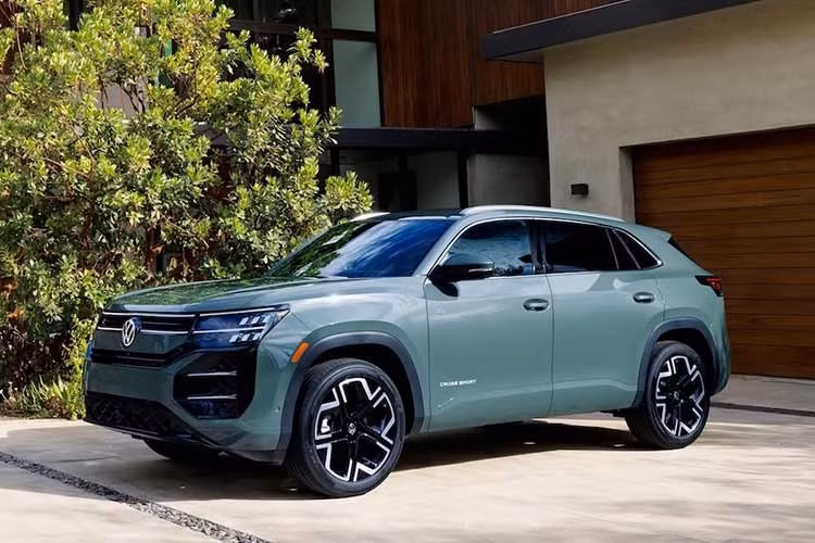 Sau khi Atlas ra mắt, phiên bản thể thao hơn là Volkswagen Atlas Cross Sport 2027 đã trình làng, trước khi được bán tại thị trường Mỹ vào đầu năm sau. Xe chia sẻ tất cả các trang bị phần cứng với Atlas bản thường, nhưng đường mái dốc hơn đã thay thế hàng ghế thứ ba bằng kiểu dáng thấp. Mẫu xe này cũng báo hiệu rằng phiên bản đổi tên Teramont X cũng sắp có thế hệ mới.