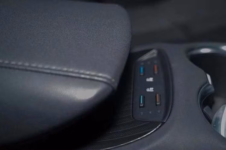 Mô-tơ phía sau của mẫu xe Toyota Harrier 2027 cũng hỗ trợ tăng lực kéo khi xe khởi hành và di chuyển ở tốc độ thấp. Bên cạnh việc tinh giản hệ truyền động, Toyota bổ sung một số trang bị nhằm tăng tính thực dụng cho Harrier.